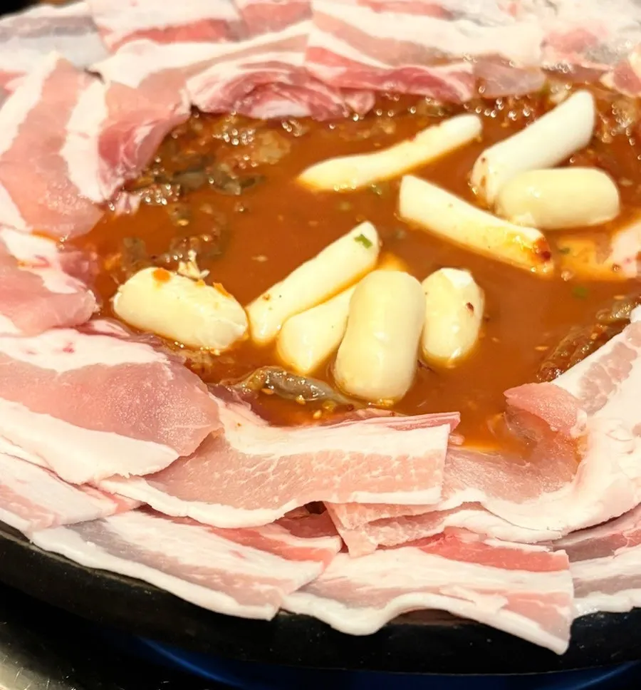철판 쭈꾸미삼겹살과 기본 찬