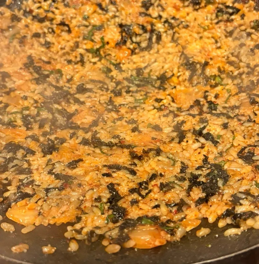 날치알을 넣은 철판 볶음밥