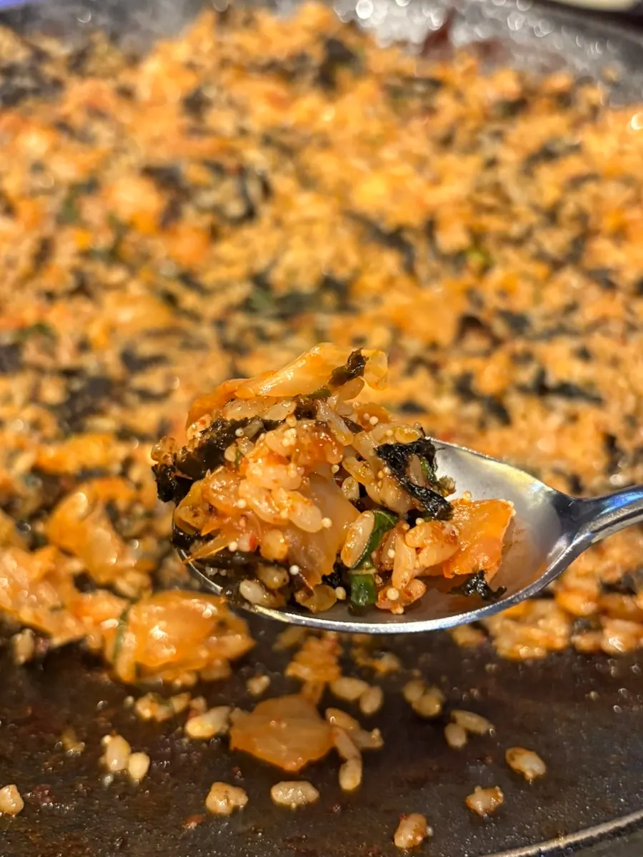 철판에 넓게 편 날치알볶음밥