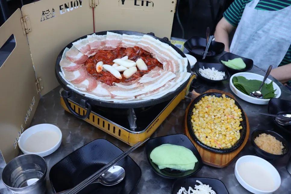 Self-service bar for extra side dishes