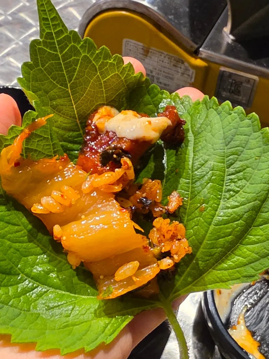 깻잎과 무쌈을 곁들인 쭈꾸미