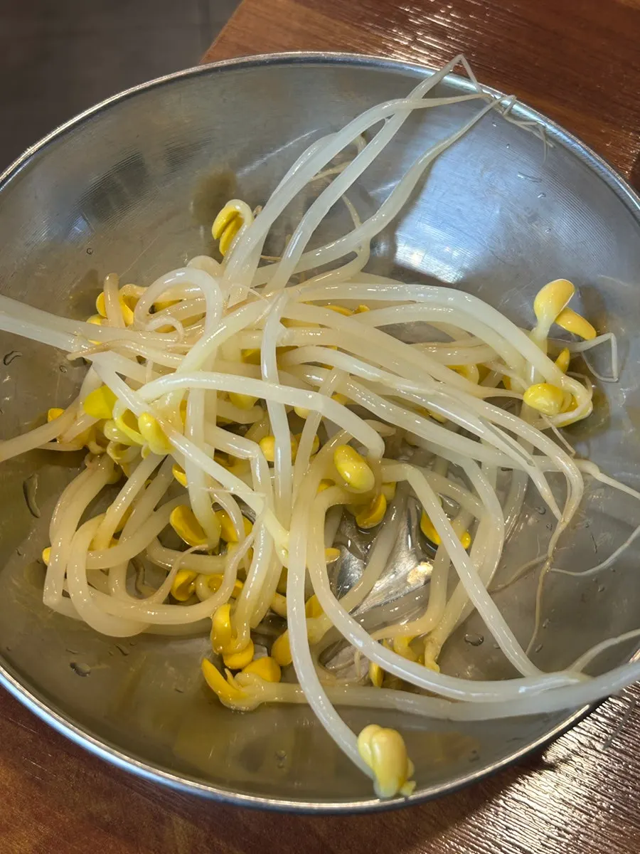 Basic side dishes served with jjukkumi