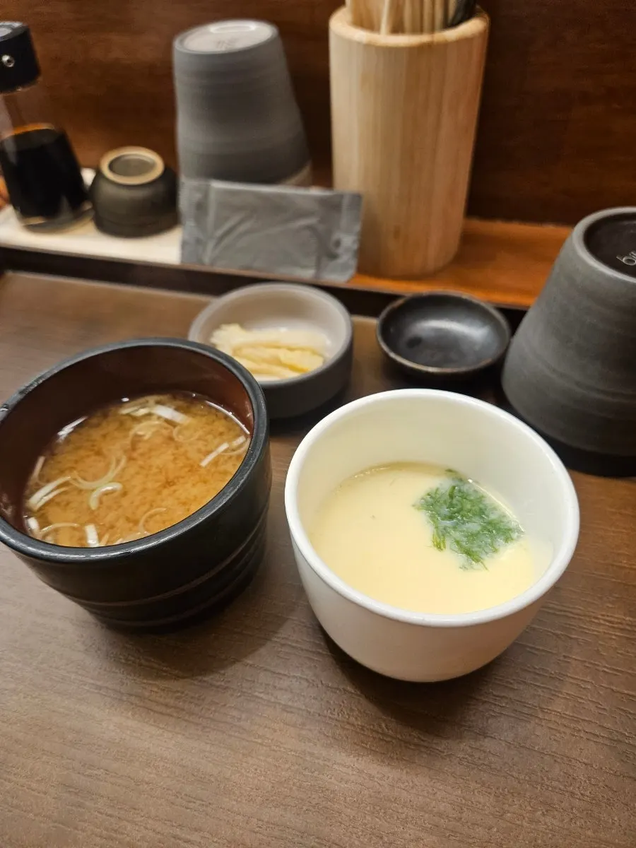 다찌에 제공된 기본 차완무시와 된장국