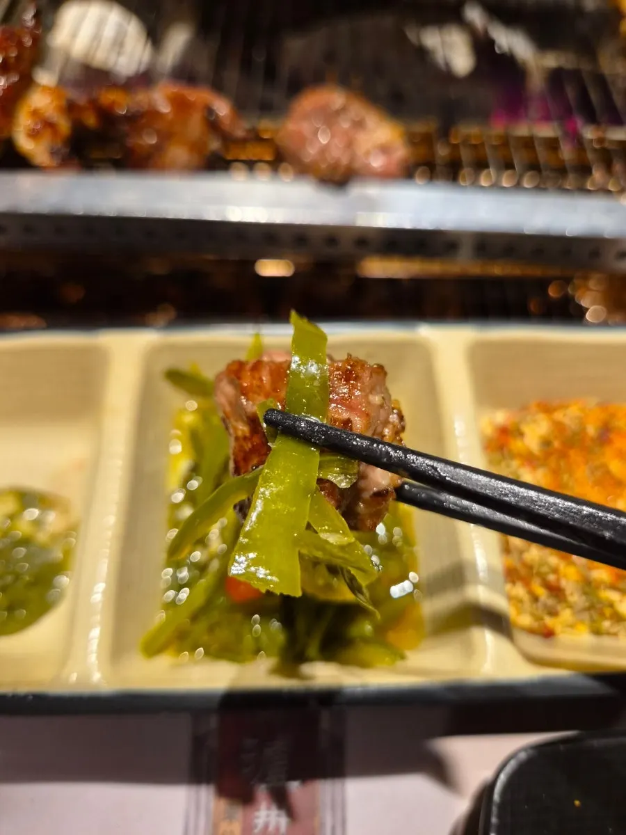 Automatic rotating grill for lamb skewers
