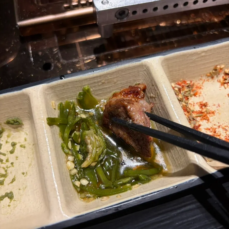 구워진 숄더랙과 갈빗대