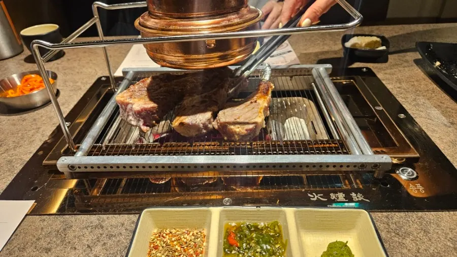 직원이 구워주는 양갈비 사진