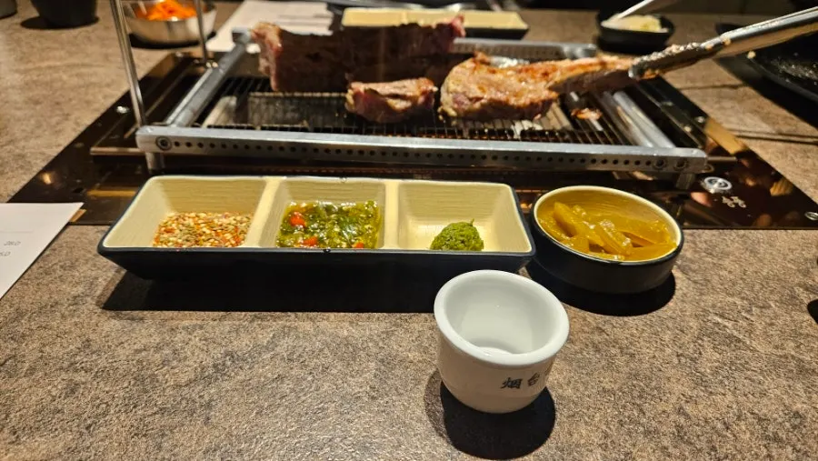숯불 위 양갈비 굽는 모습 사진