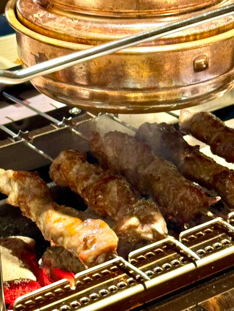 양등심꼬치와 두툼양꼬치 식사