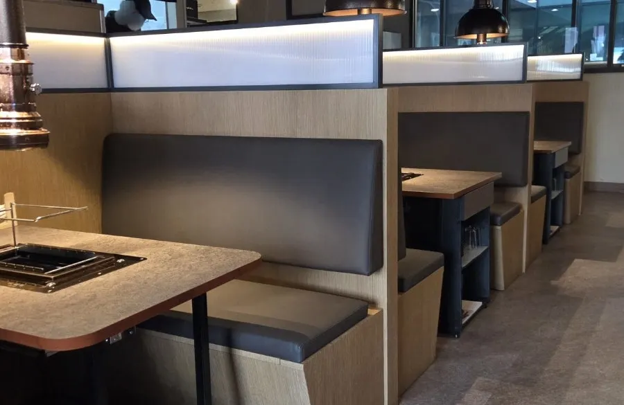 Table seating divided by partitions