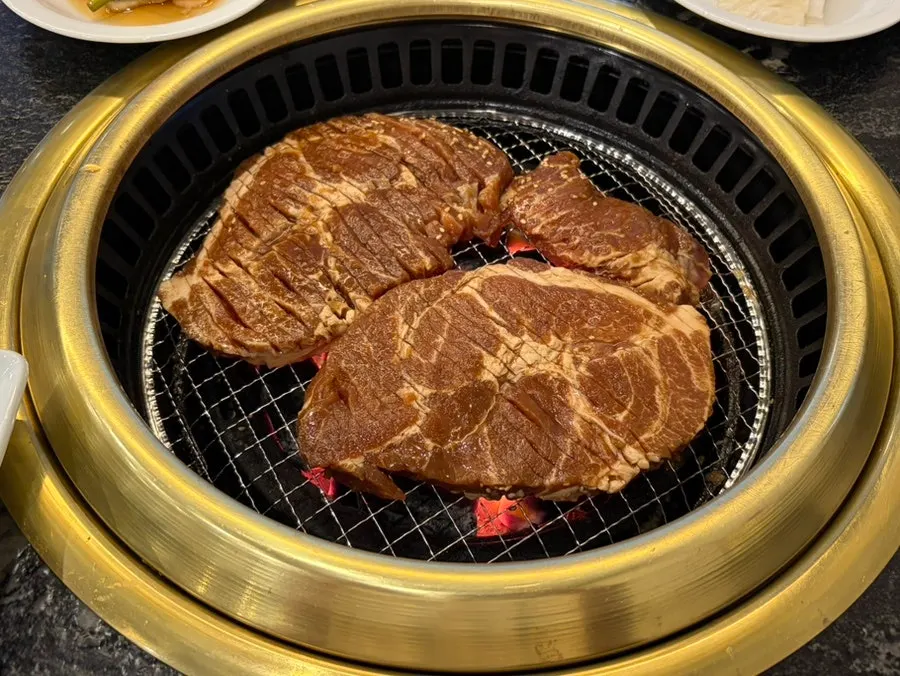 Pork rib dining scene
