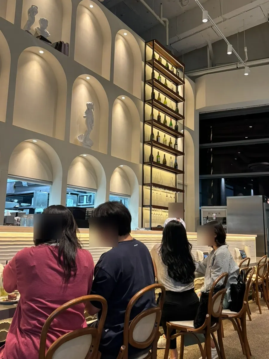 Romaok table seating for two