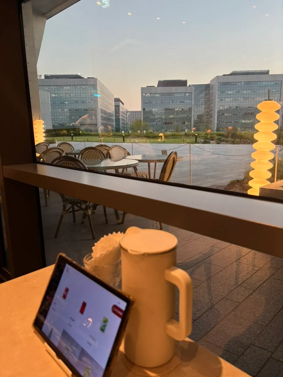 Romaok table seating for four