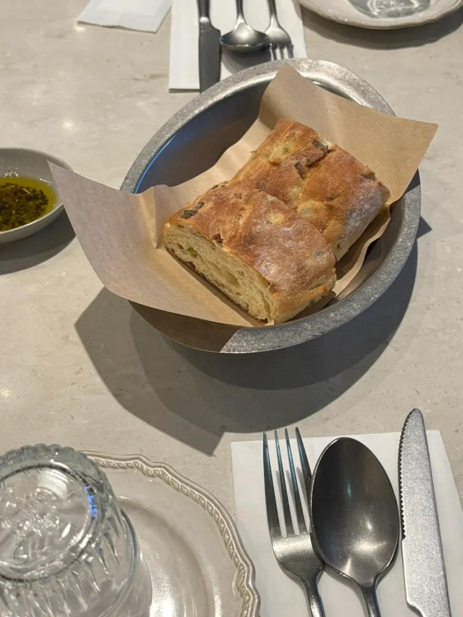Warm green-onion-scented pre-meal bread