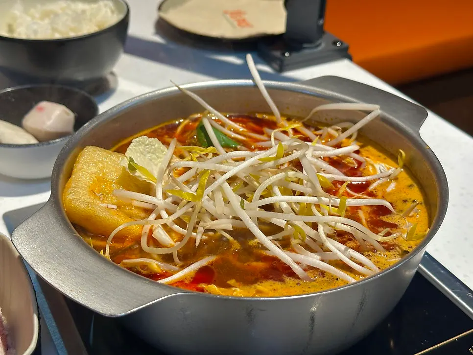 끓는 육수에 넣은 야채와 고기
