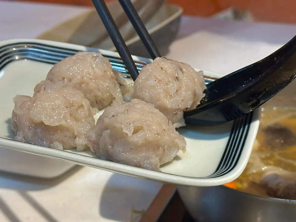 땅콩소스를 곁들인 마라 훠궈