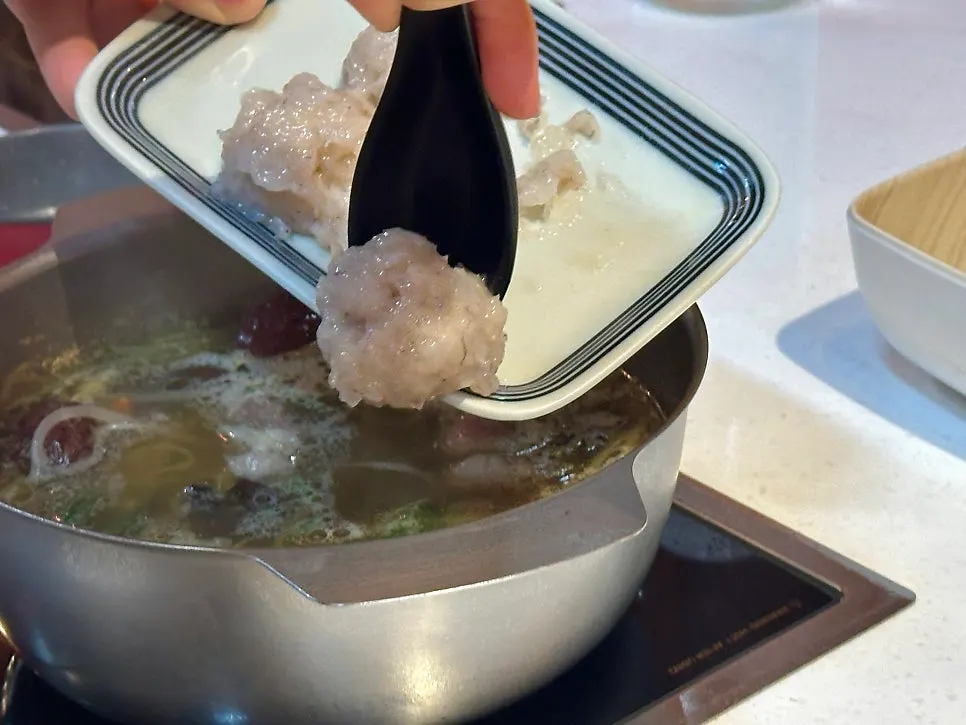 마라 육수와 신선한 재료