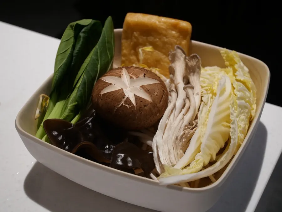 가쓰오부시 육수와 마라 육수 1인팟 두 개