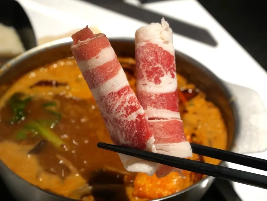 끓는 마라 육수에 고기를 넣어 익히는 1인팟