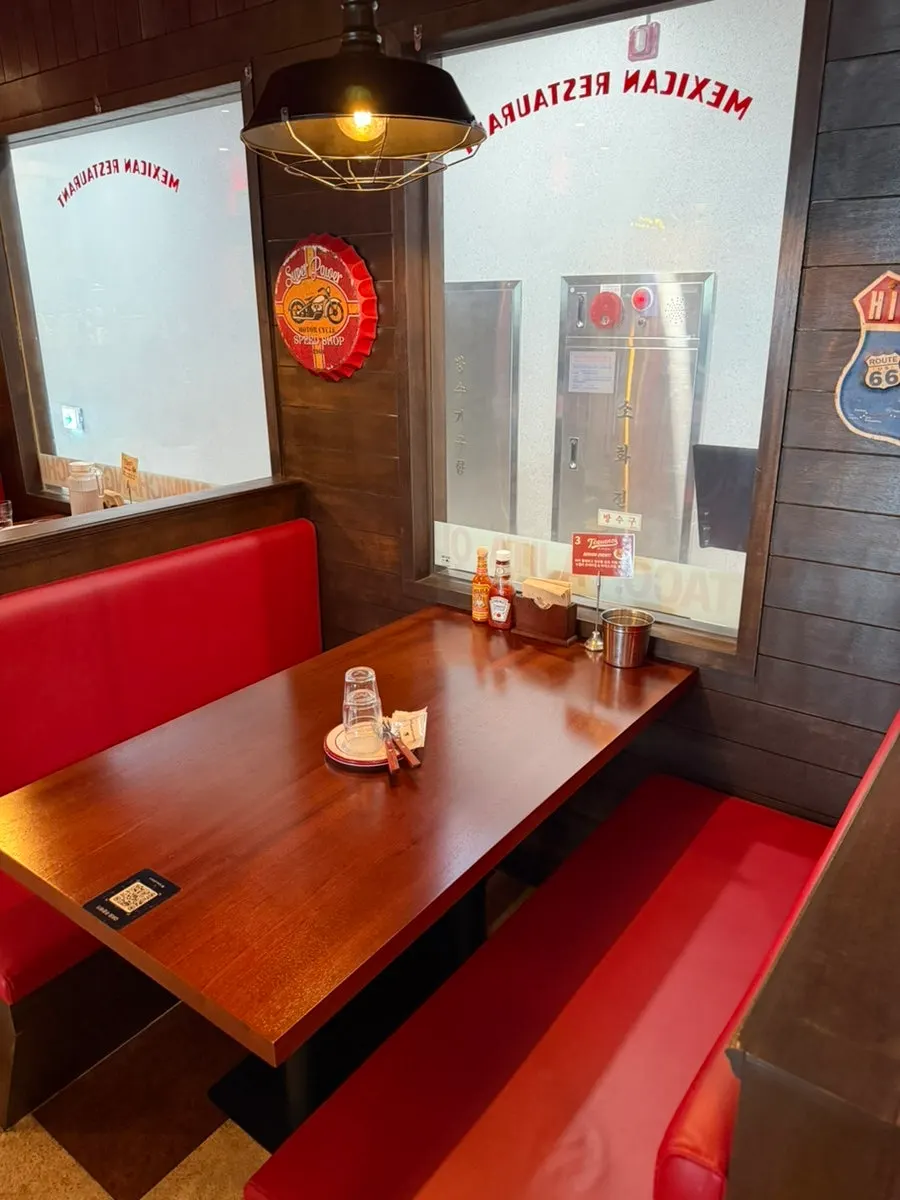 Interior decor and lighting at Taqueros