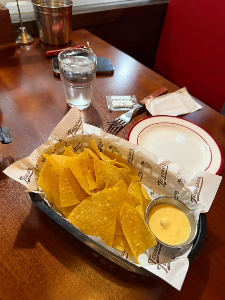 Apple mango ade and nachos on the table