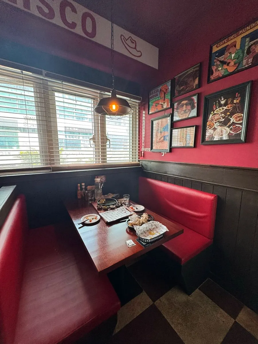 Photo of Taqueros' exterior and interior atmosphere