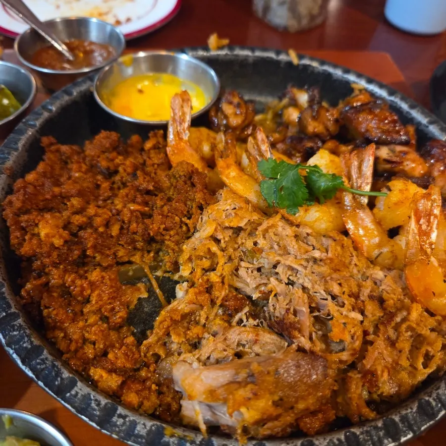 Table fully loaded with the 4-person set