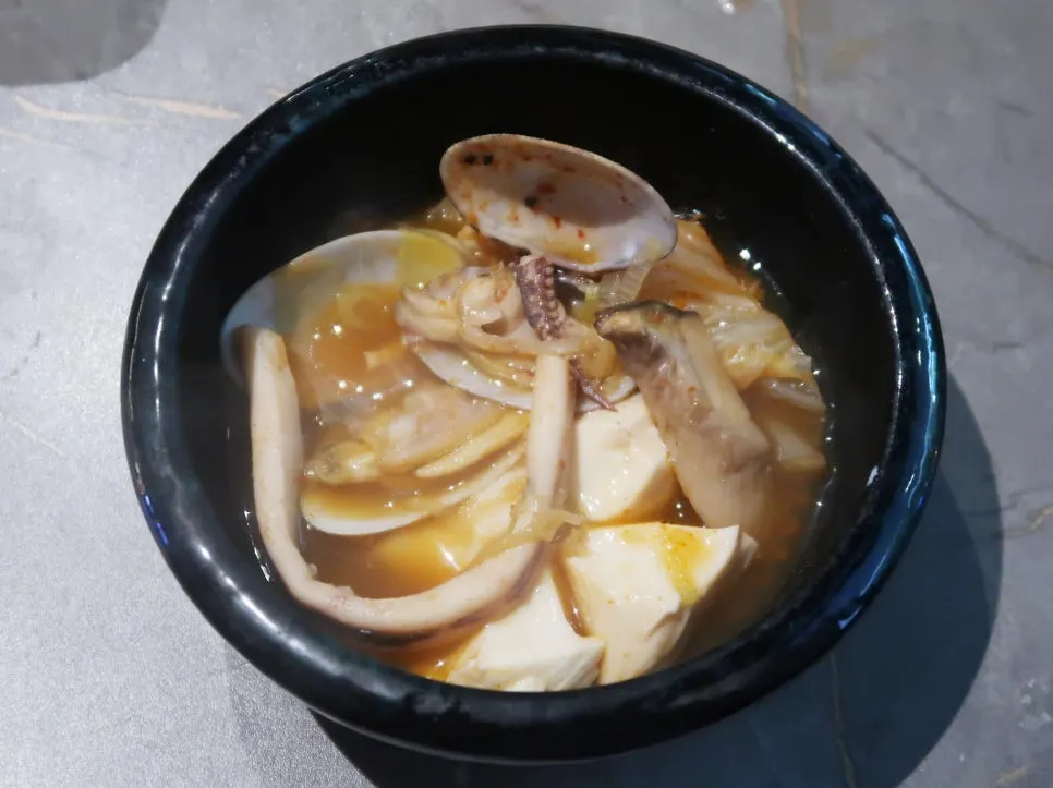 순두부를 떠먹는 카이센짬뽕나베 마무리