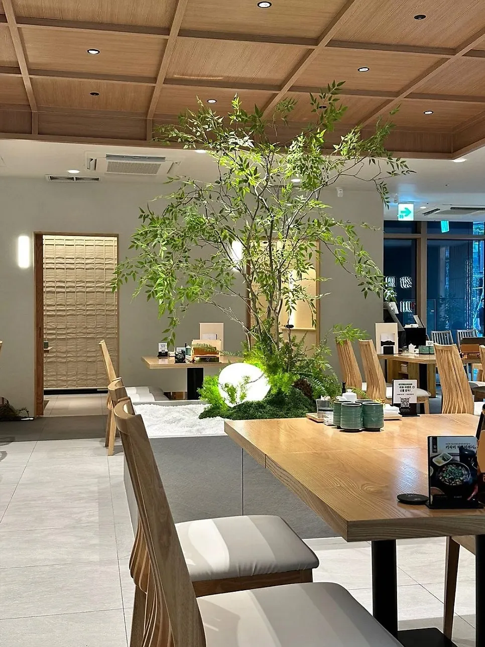 Entrance and interior corridor of Kikukawa One Grove branch