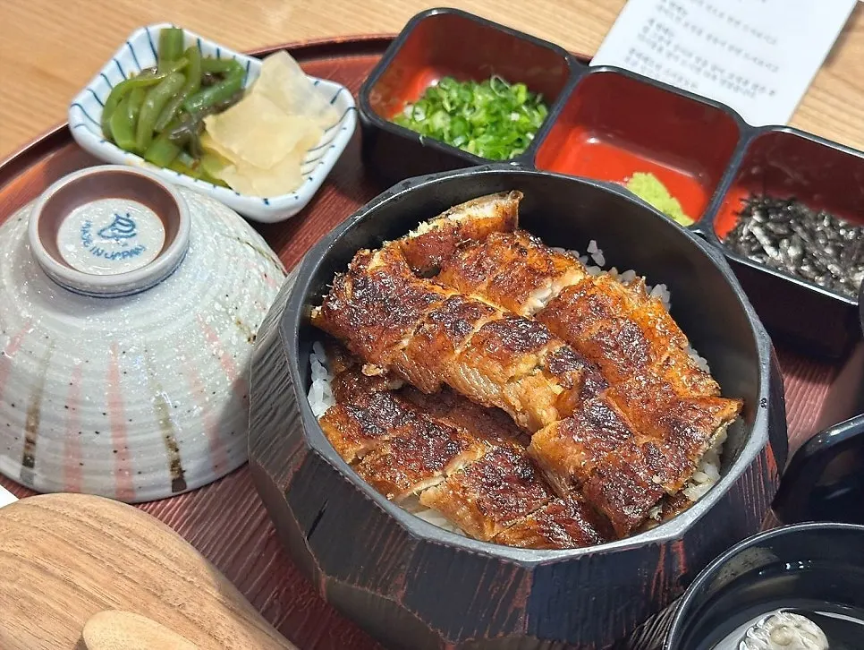 Hitsumabushi eel rice bowl with the lid removed