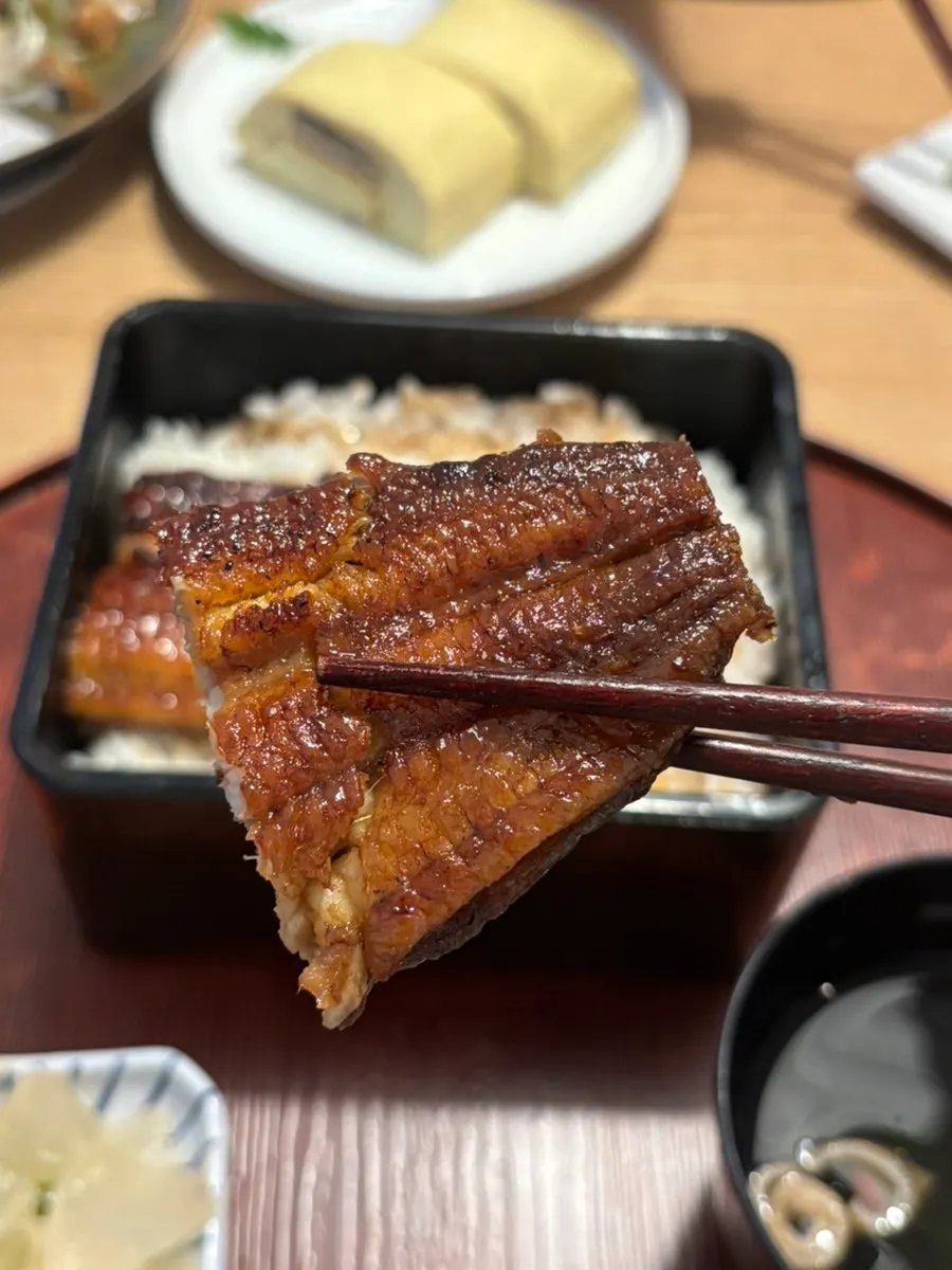 단짠 소스를 입힌 장어구이 조각