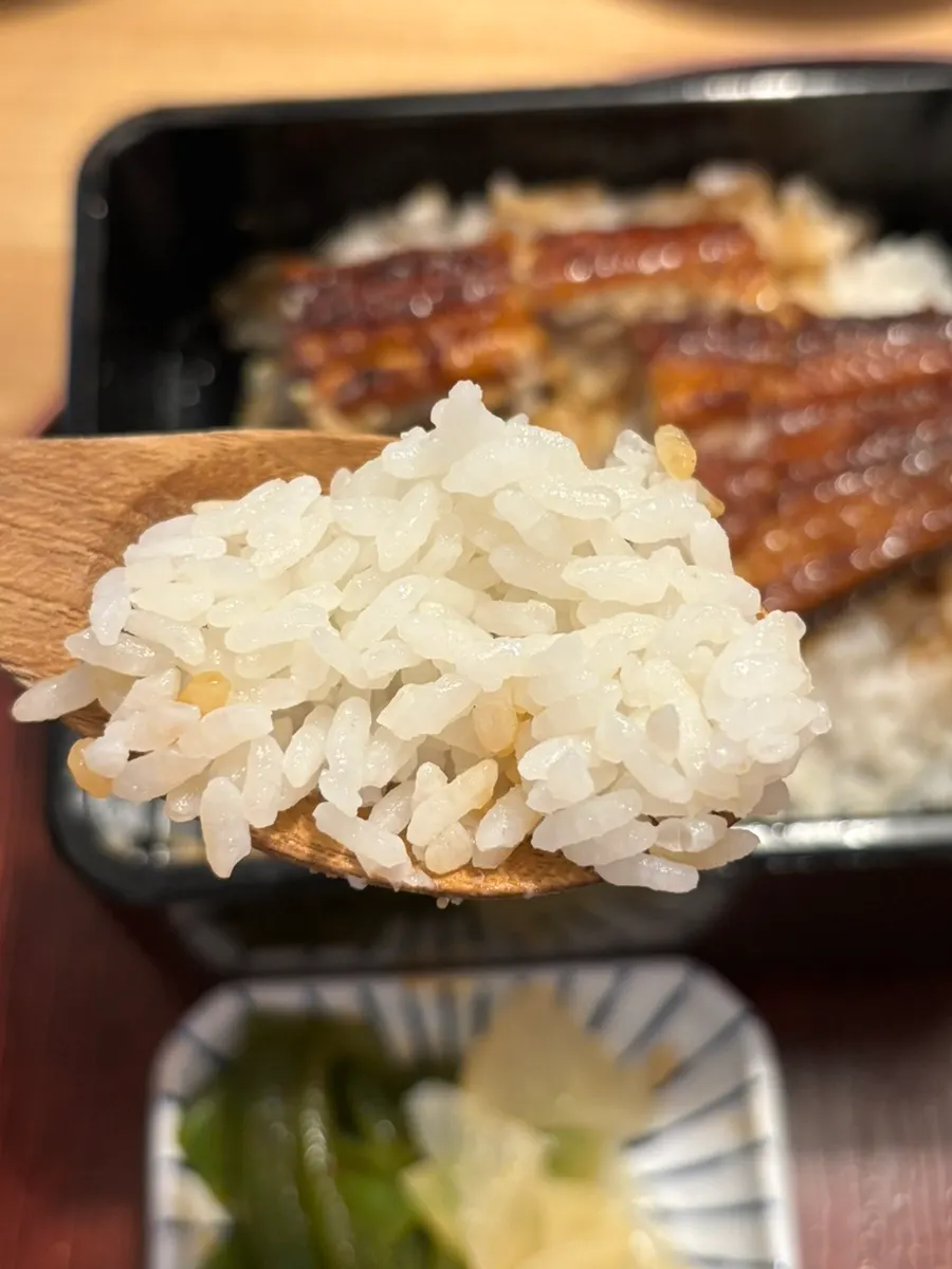 고슬고슬한 쌀밥이 보이는 장어덮밥