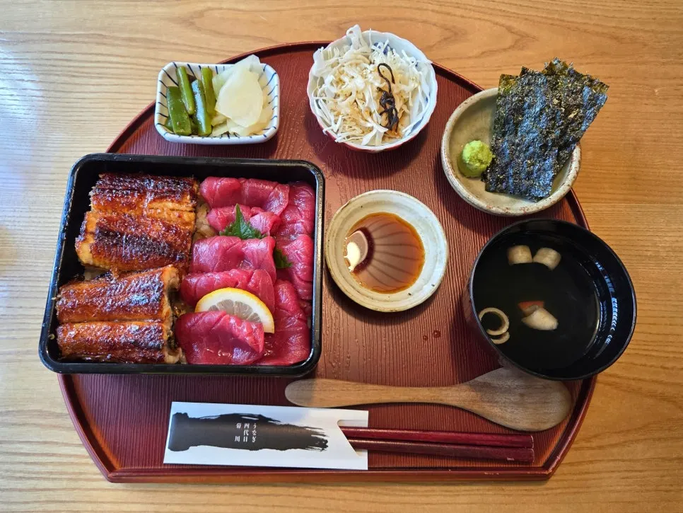 정갈하게 차려진 장어덮밥 한 상