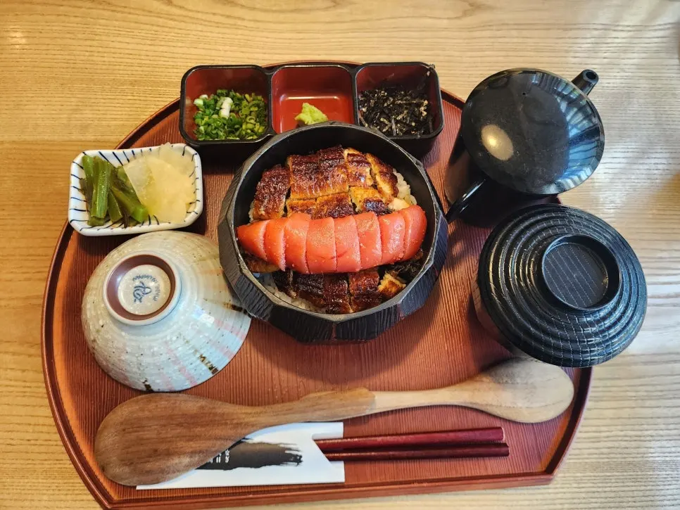 반찬과 국물까지 놓인 상차림