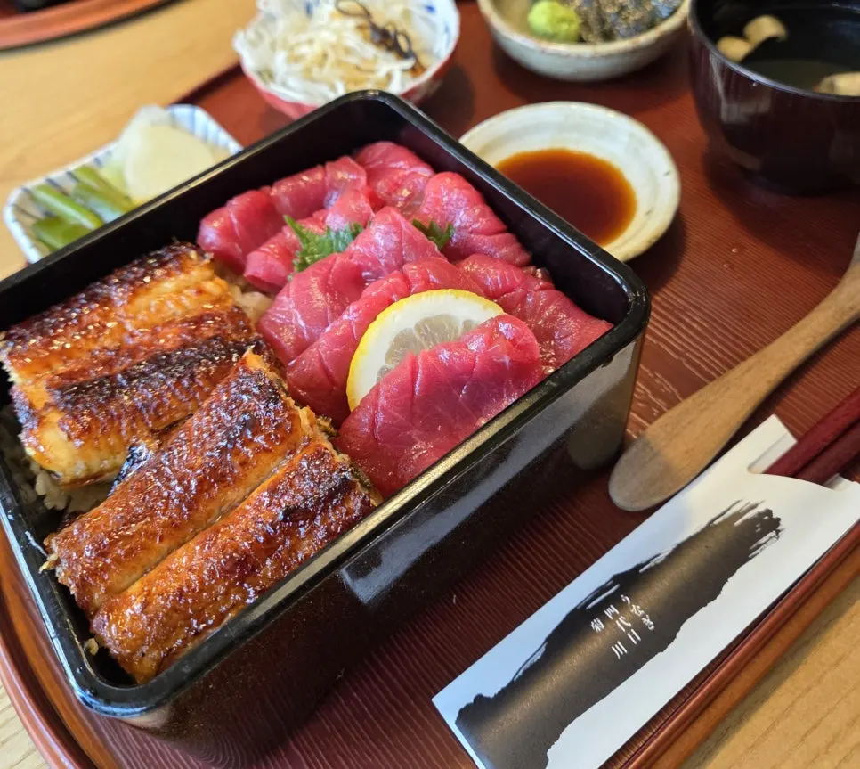참치와 장어가 함께 올라간 우나기 마구로