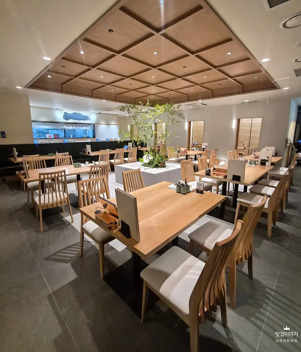 Interior decorated with wood tones and lattice partitions