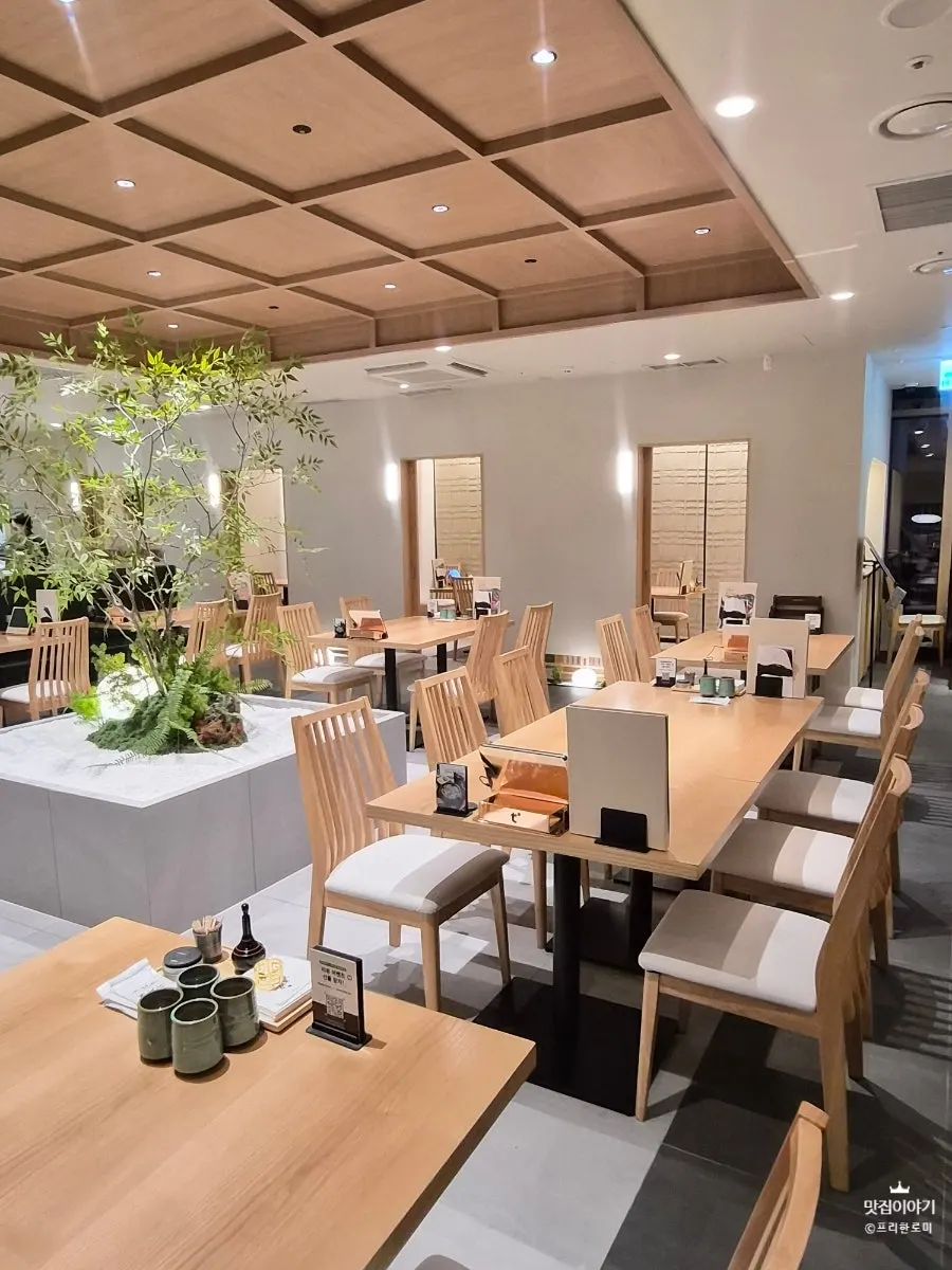 Hall seating with a Japanese dining atmosphere