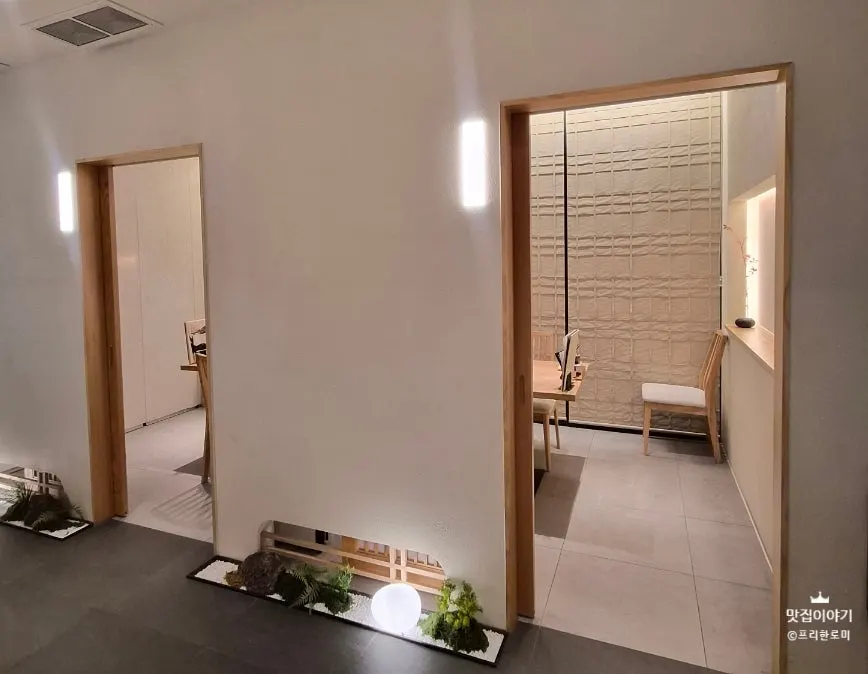 Open kitchen and dachi seats where food preparation is visible