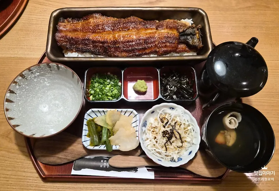 Ilpum hitsumabushi with a whole eel on top