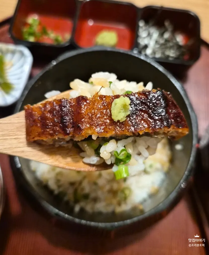 Eel rice portioned out before pouring in dashi broth
