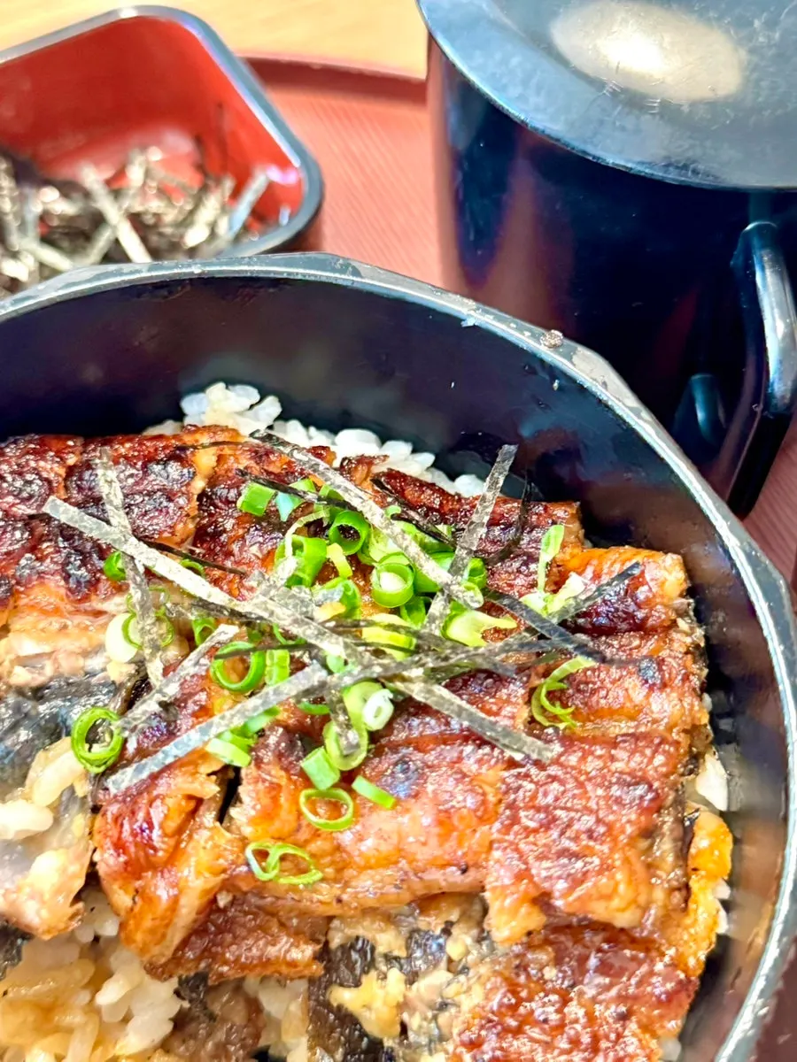 Eel rice bowl spread with soup and side dishes