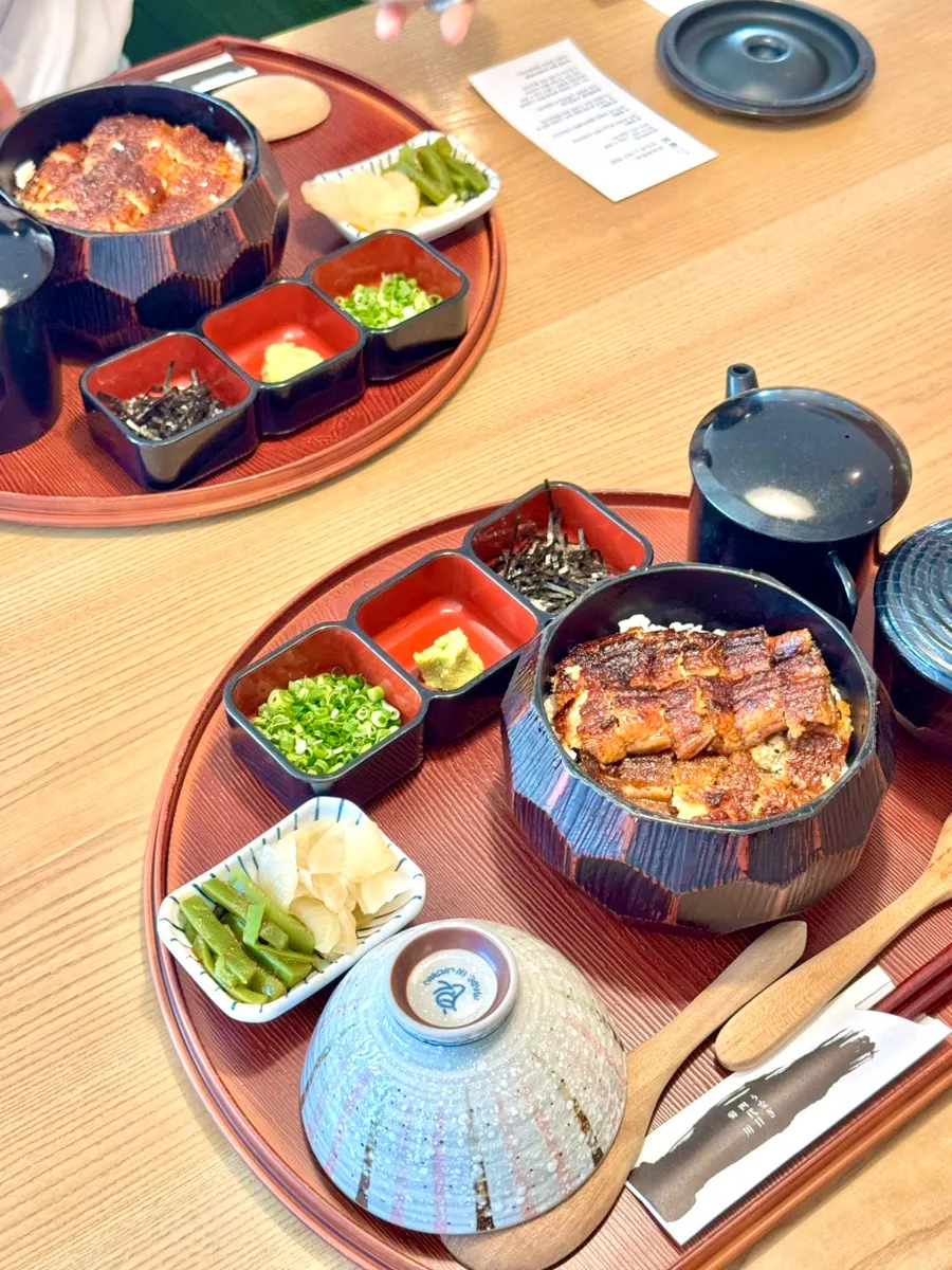 Seaweed, wasabi, scallion and dashi accompaniments