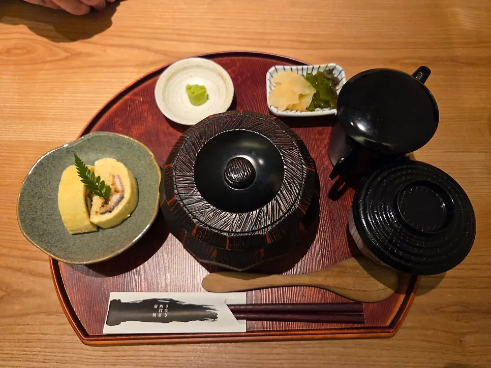 Hitsumabushi neatly arranged on a tray