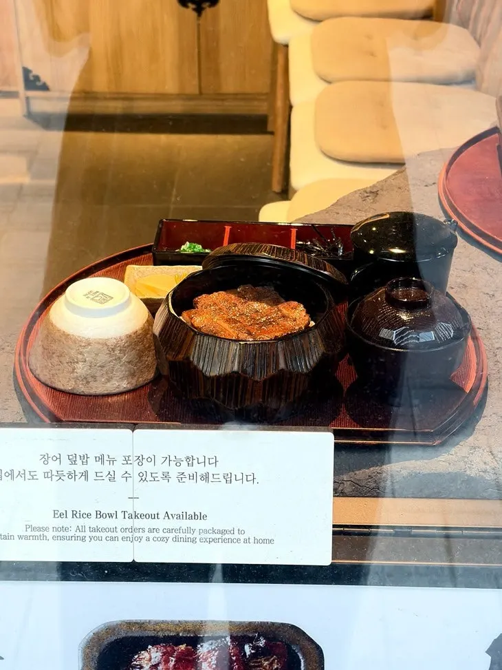 Hitsumabushi full-set sample display in the window