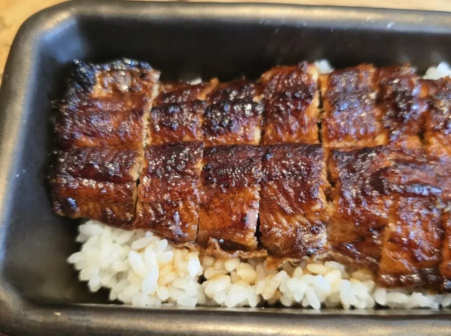 장어와 밥을 덜어 먹는 히츠마부시