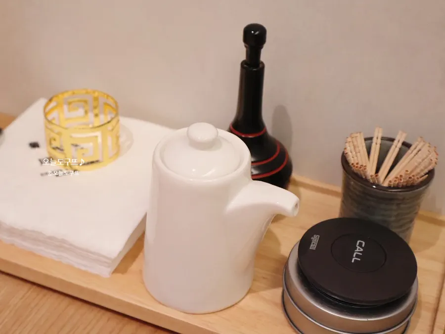 Tissues, call bell, and sansho pepper on the table