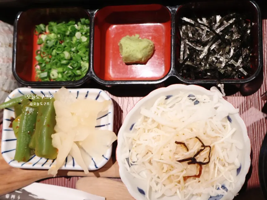 Scallion, wasabi, and seaweed flake toppings with three side dishes
