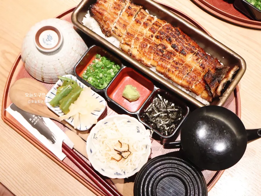 Ilpum hitsumabushi eel rice bowl with lid removed