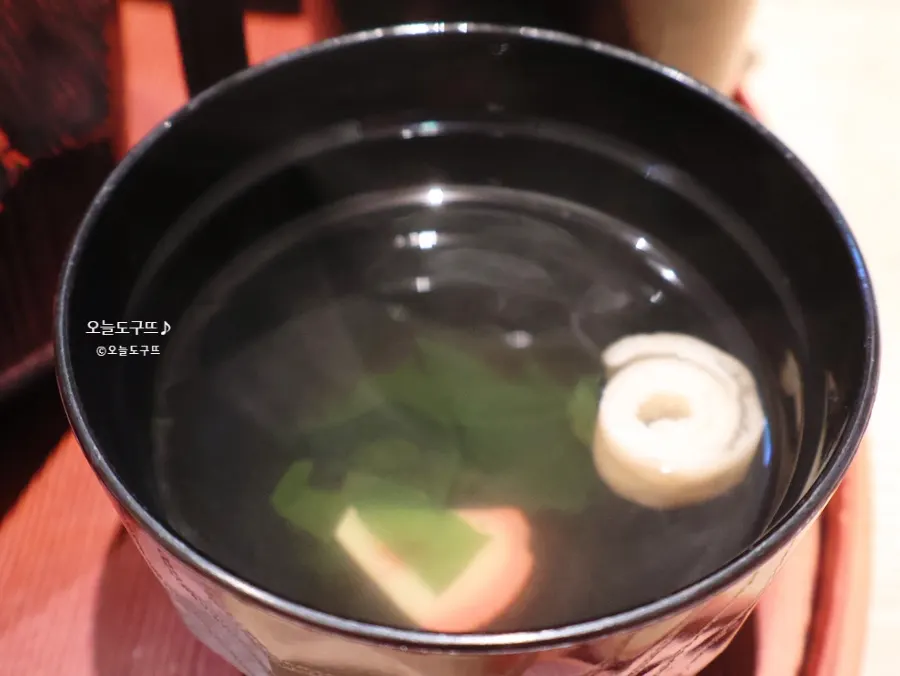 Broth served alongside the hitsumabushi
