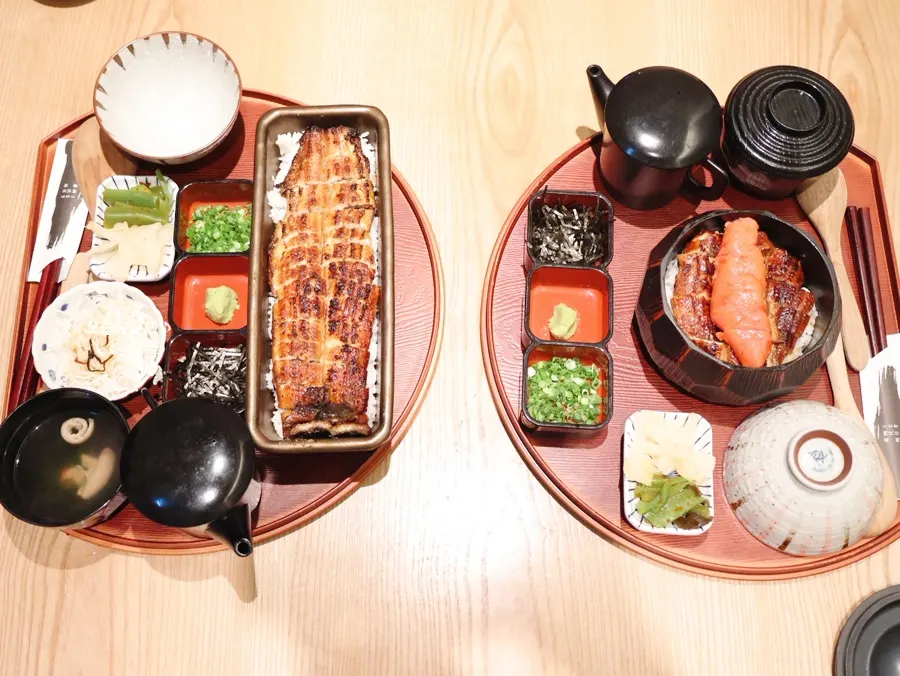 A bowl of hitsumabushi with toppings added