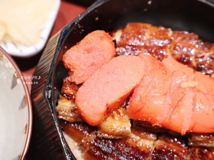 A spoonful of mentaiko and eel scooped up together